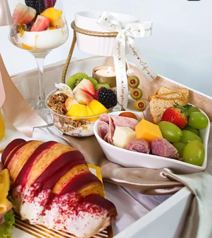 Tabla de quesos y charcutería en forma de corazón con parfait de frutas