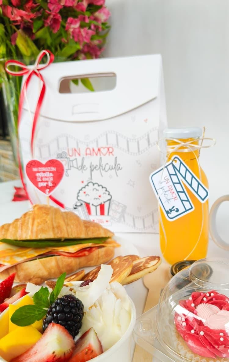 Caja decorativa 'Un Amor de Película' con flores y croissant